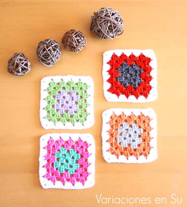 Granny squares o cuadrados de ganchillo tejidos en lana de varios colores.