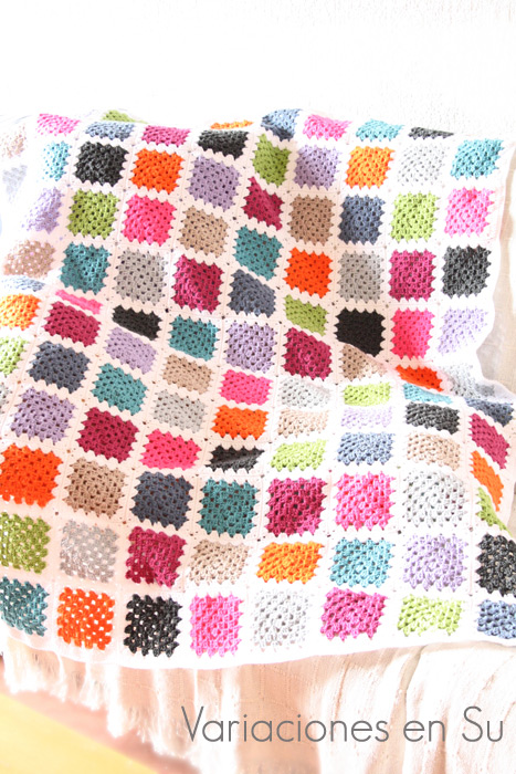 Manta de granny squares Manta de granny squares o cuadrados de ganchillo tejidos en lana de llamativos colores.