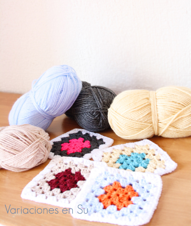 Granny squares o cuadrados de ganchillo tejidos en lana de varios colores.