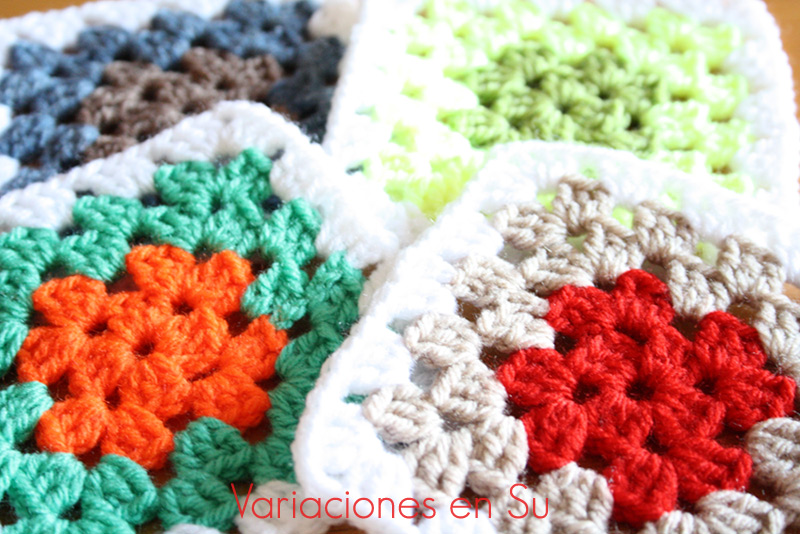 Granny squares o cuadrados tejidos a ganchillo en lana de varios colores.