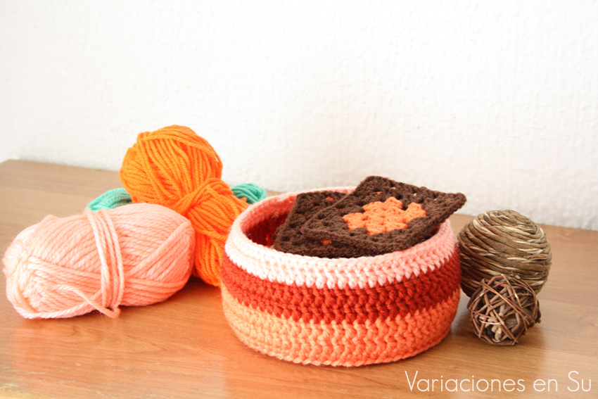 Cesta de ganchillo en tonos naranjas Cesta de ganchillo de forma circular, tejida en lana de tonos naranjas.