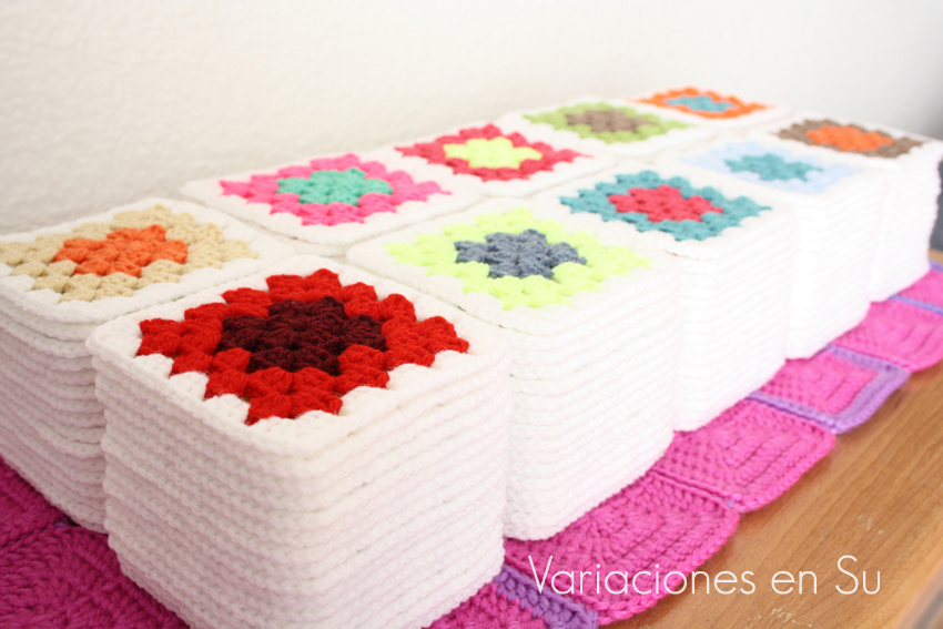 Granny squares Pilas de granny squares o cuadrados de ganchillo tejidos en lana de alegres colores.
