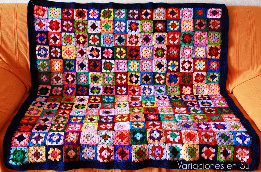 Manta de granny squares o cuadrados de la abuela. Tejida en ganchillo con lana de muchos colores.