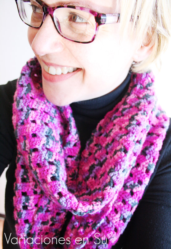 Cuello de ganchillo en tonos malva Cuello de ganchillo, calado, tejido en lana multicolor en tonos malva.