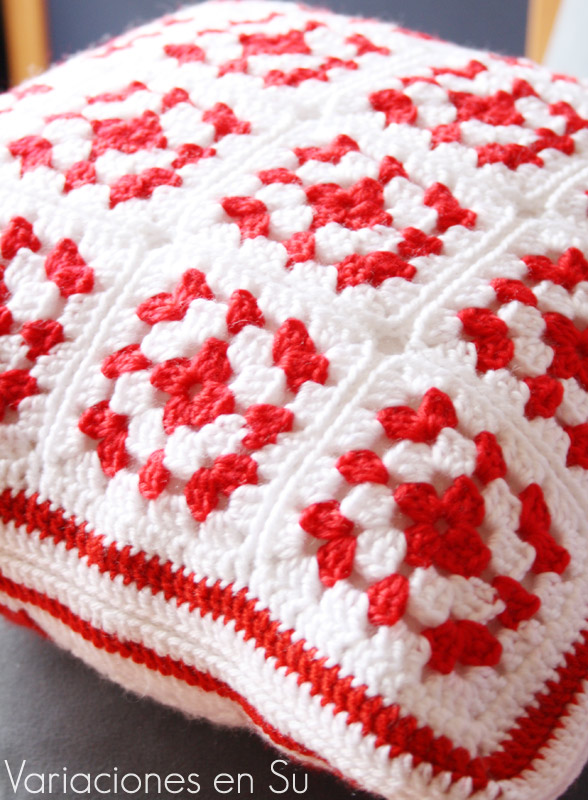Cojín de ganchillo formado por granny squares en rojo y blanco. Detalle de la costura.