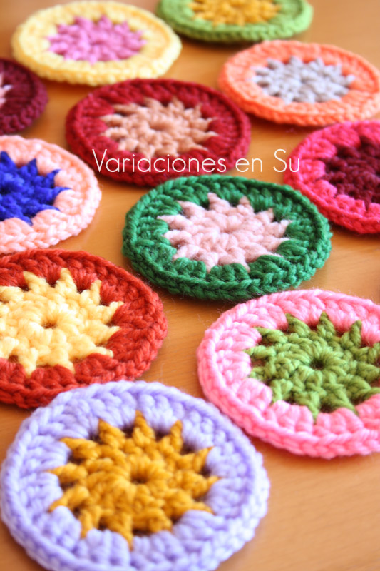 Círculos de ganchillo tejidos en lana de varios colores.
