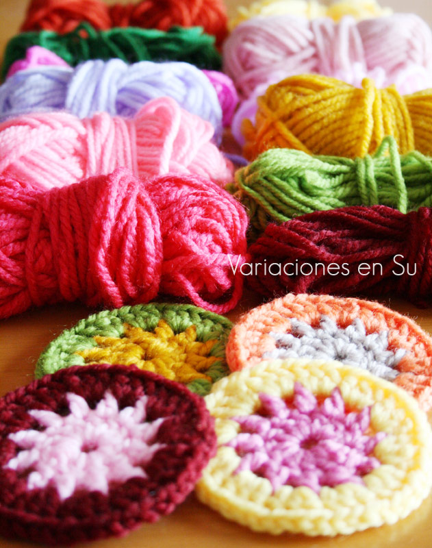 Círculos de ganchillo tejidos en lanas de varios colores.