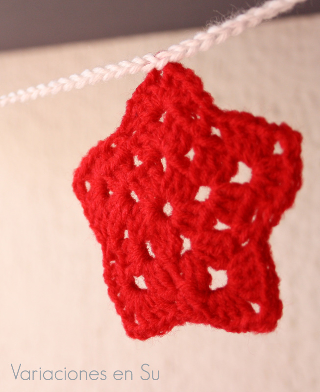 Estrella de ganchillo tejida en lana de color rojo.