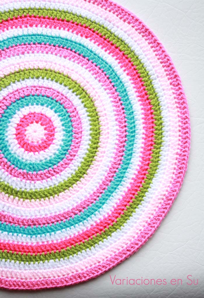 Centro de mesa de ganchillo, de forma circular y tejido en una alegre combinación de colores.
