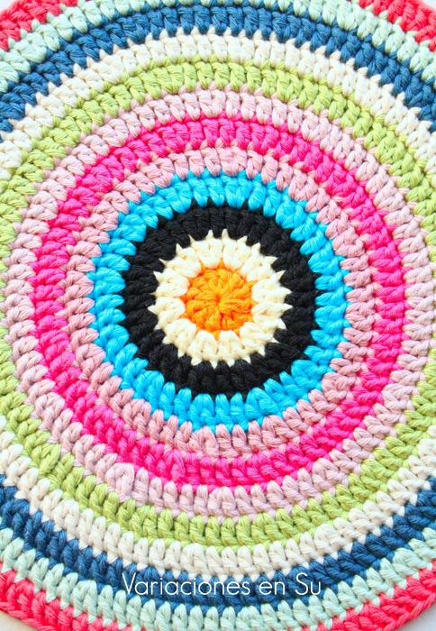 Centro de mesa de forma circular tejido a ganchillo en hilo de algodón de vivos colores.