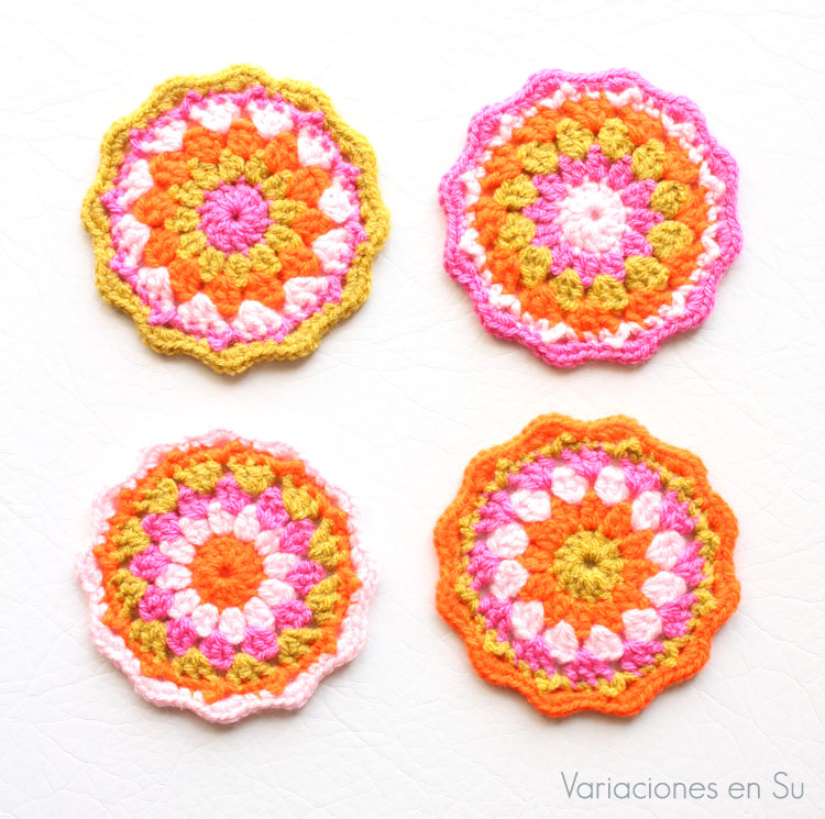 Set de posavasos tejidos a ganchillo en tonos rosa, naranja flúor y amarillo mostaza.