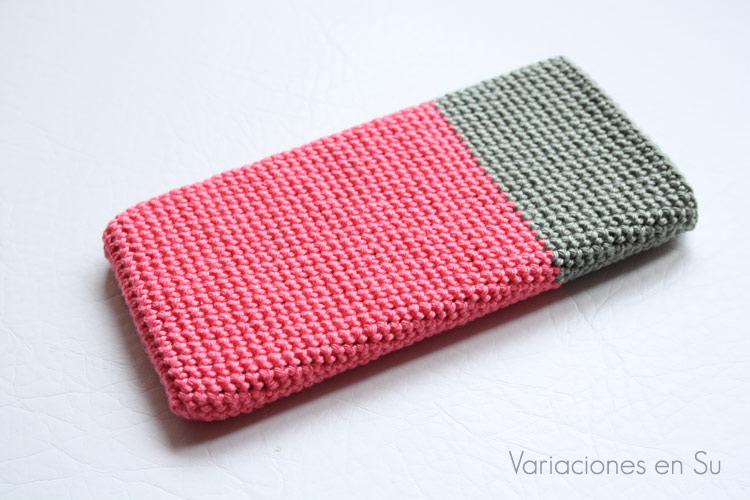 Funda de ganchillo para móvil tejida en hilo de algodón en los colores rosa y gris.