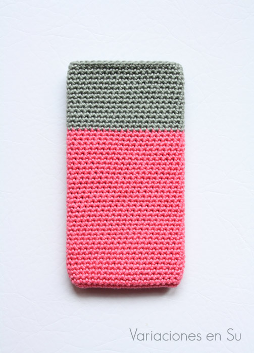 Funda de ganchillo para móvil Funda de ganchillo para móvil tejida en hilo de algodón en los colores rosa y gris.