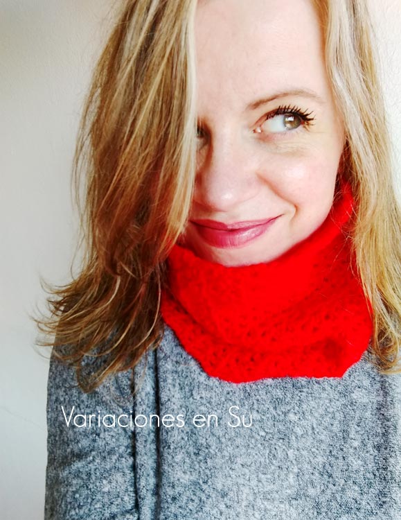 Cuello de ganchillo tejido en lana acrílica de color rojo.