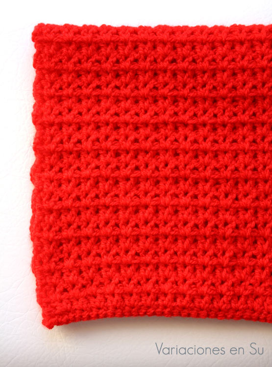 Cuello de ganchillo tejido en lana acrílica de color rojo.