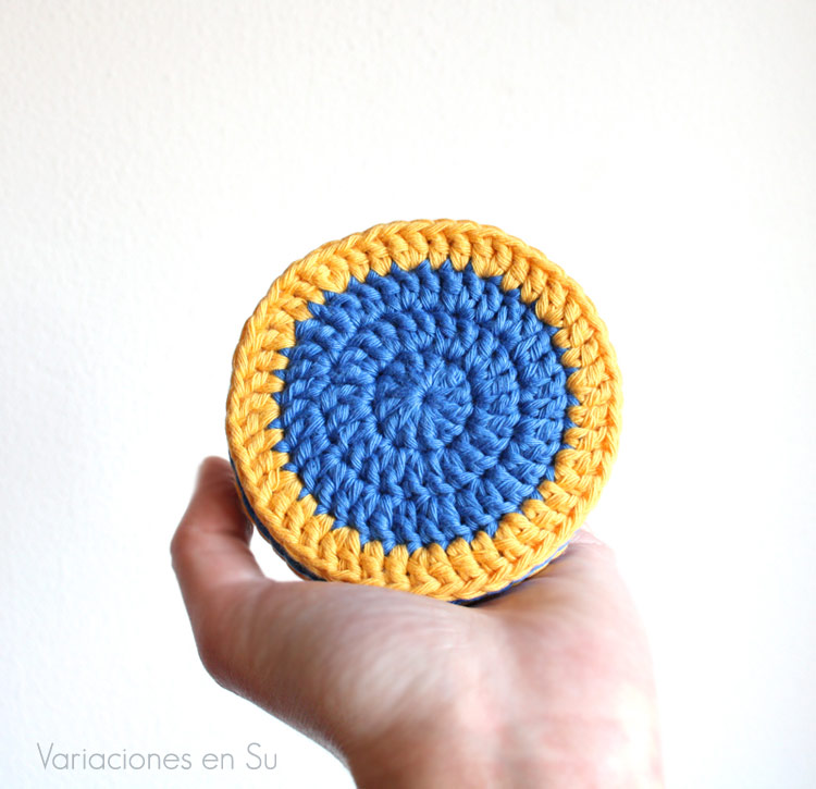 Posavasos de ganchillo en amarillo y azul Posavasos de ganchillo tejido en hilo de algodón en los colores amarillo y azul.