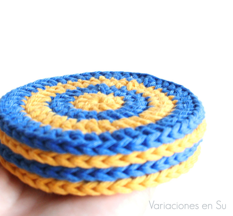 Posavasos de ganchillo en amarillo y azul (detalle) Set de cuatro posavasos de ganchillo tejidos en hilo de algodón en los colores amarillo y azul.