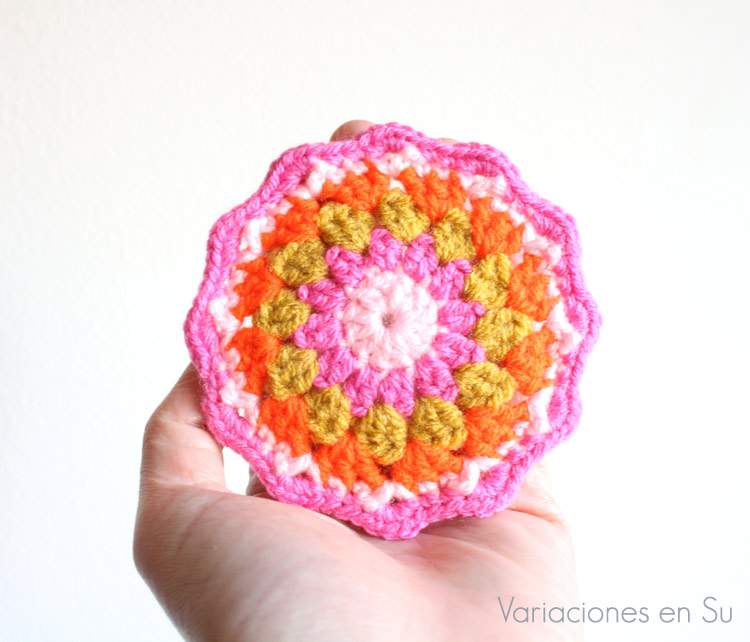 Posavasos de ganchillo (detalle) Posavasos tejido a ganchillo en tonos rosa, naranja flúor y amarillo mostaza.