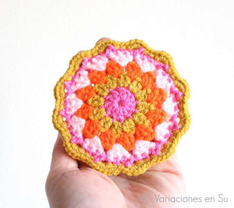 Posavasos de ganchillo (detalle) Posavasos tejido a ganchillo en tonos rosa, naranja flúor y amarillo mostaza.