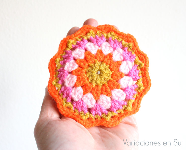 Posavasos de ganchillo (detalle) Posavasos tejido a ganchillo en tonos rosa, naranja flúor y amarillo mostaza.