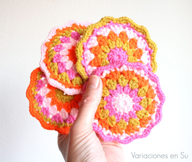 Set de posavasos de ganchillo Set de posavasos tejidos a ganchillo en tonos rosa, naranja flúor y amarillo mostaza.