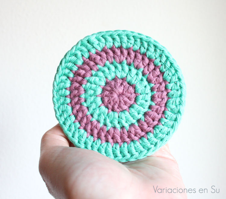 Posavasos de ganchillo en verde y malva (detalle) Posavasos de ganchillo tejido con hilo de algodón en los colores verde y malva.