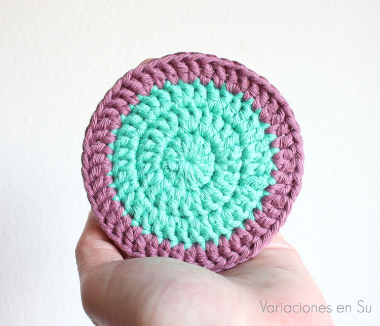 Posavasos de ganchillo en verde y malva (detalle) Posavasos de ganchillo tejido con hilo de algodón en los colores verde y malva.