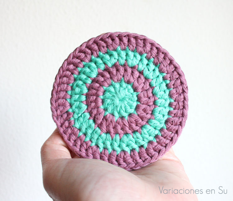 Posavasos de ganchillo en verde y malva (detalle) Posavasos de ganchillo tejido con hilo de algodón en los colores verde y malva.