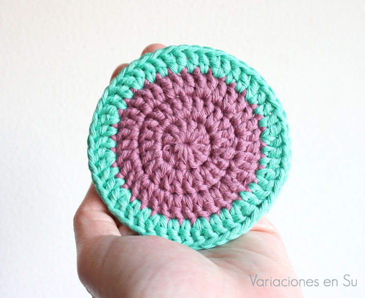 Posavasos de ganchillo en verde y malva (detalle) Posavasos de ganchillo tejido con hilo de algodón en los colores verde y malva.