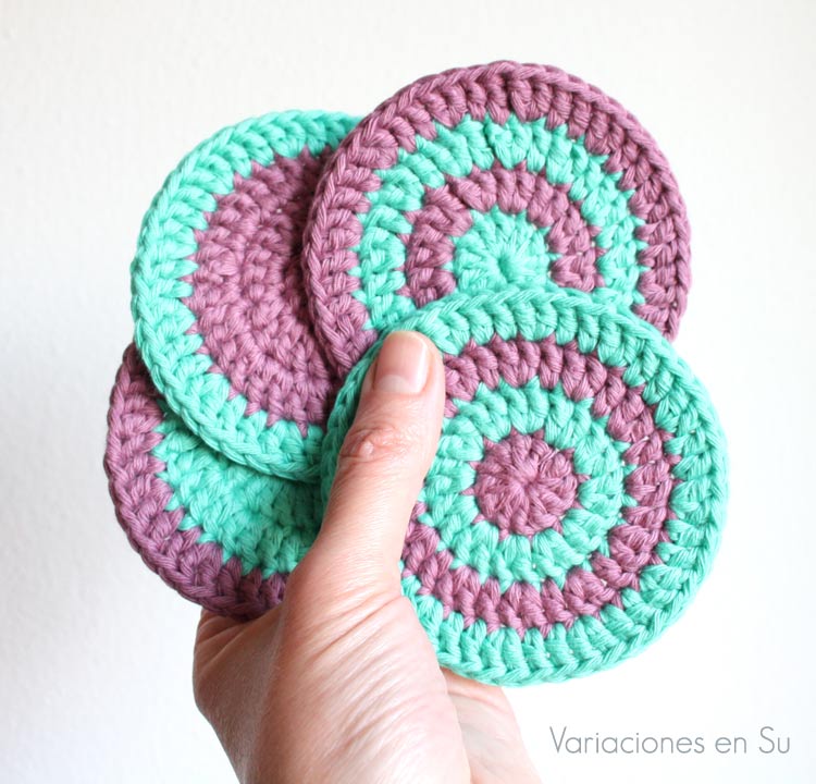 Posavasos de ganchillo en verde y malva Set de cuatro posavasos de ganchillo tejidos con hilo de algodón en los colores verde y malva.