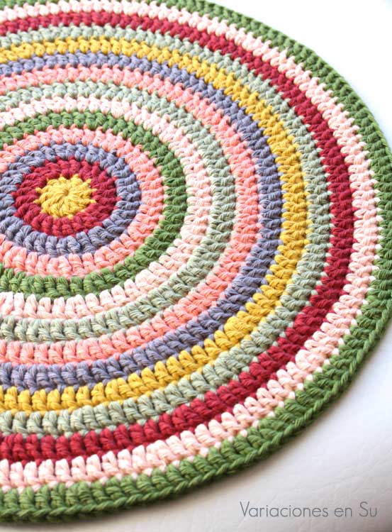 Centro de mesa de forma circular tejido a ganchillo con hilo de algodón de muchos colores.