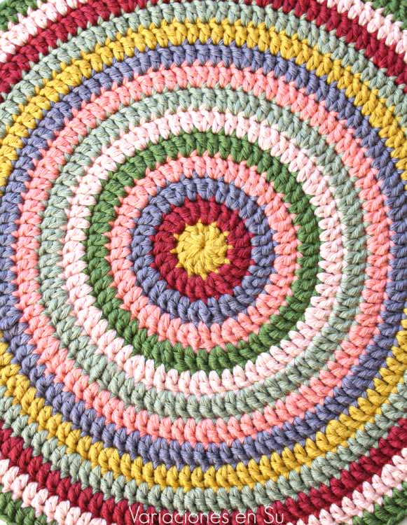 Centro de mesa de forma circular tejido a ganchillo con hilo de algodón de muchos colores.