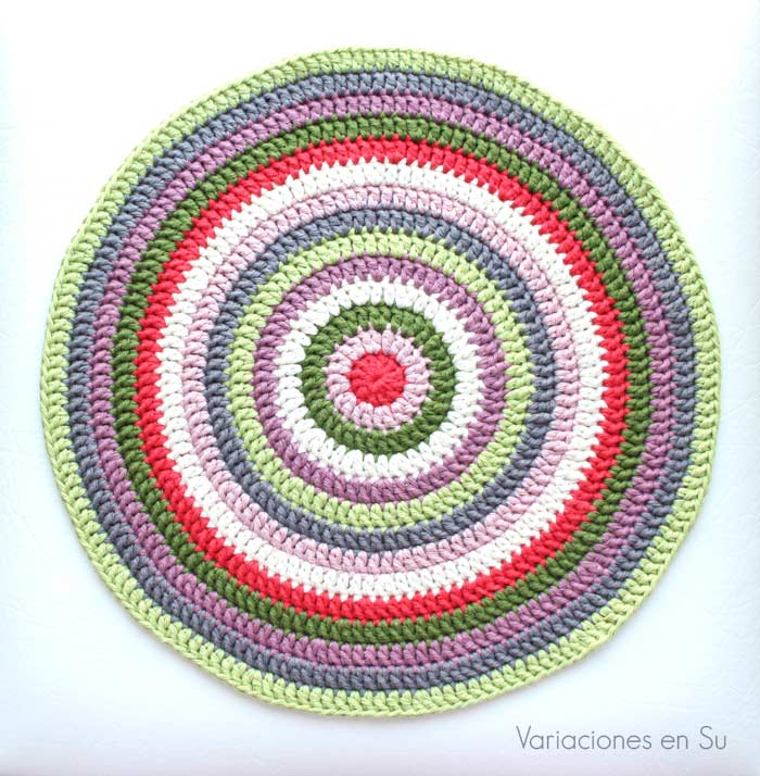 Centro de mesa tejido a ganchillo con hilo de algodón de múltiples colores.