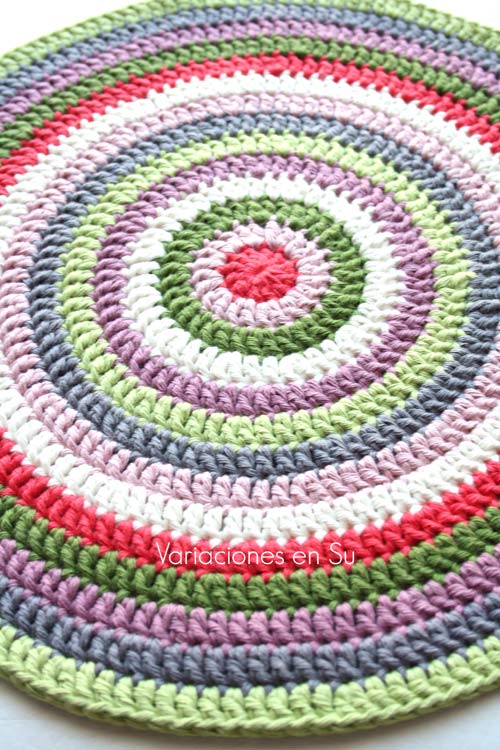 Centro de mesa tejido a ganchillo con hilo de algodón de múltiples colores.
