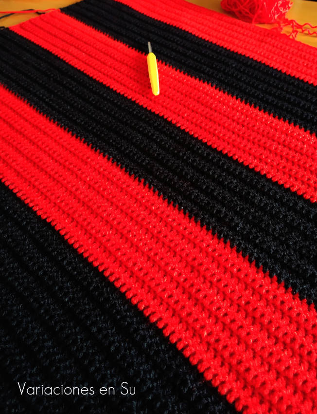 Jersey de ganchillo en rojo y negro, en curso.